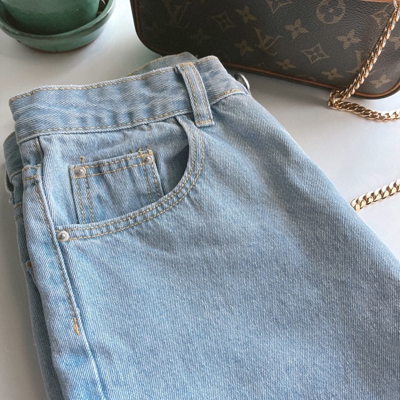 High Waisted Light-Wash Raw Hem Jeans - Picture 4 of 9